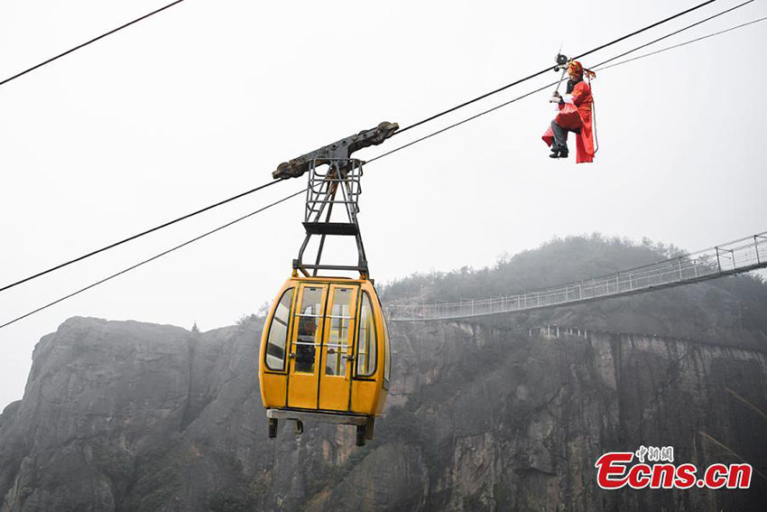 “Deus da Riqueza” oferece dinheiro aos turistas em Hunan