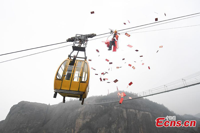 “Deus da Riqueza” oferece dinheiro aos turistas em Hunan