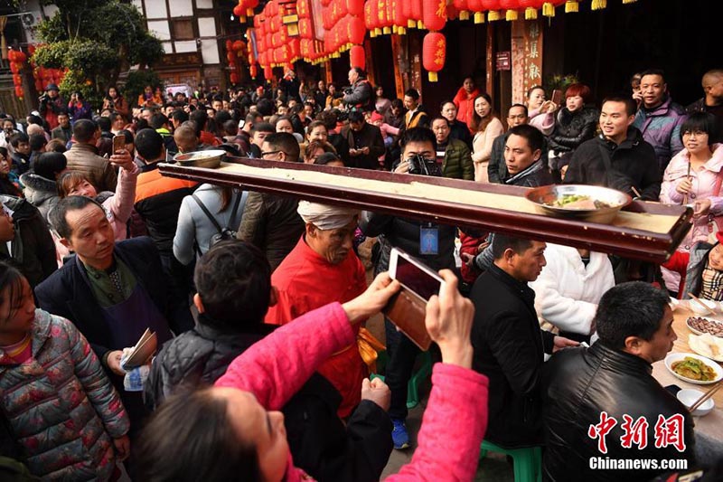 Chongqing celebra chegada do Ano Novo com realização de um banquete de “mil metros”