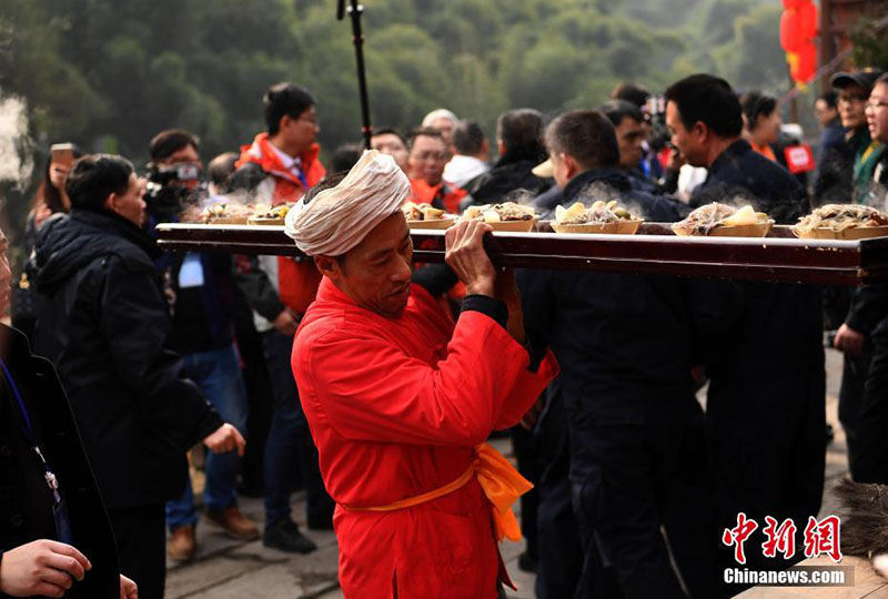 Chongqing celebra chegada do Ano Novo com realização de um banquete de “mil metros”