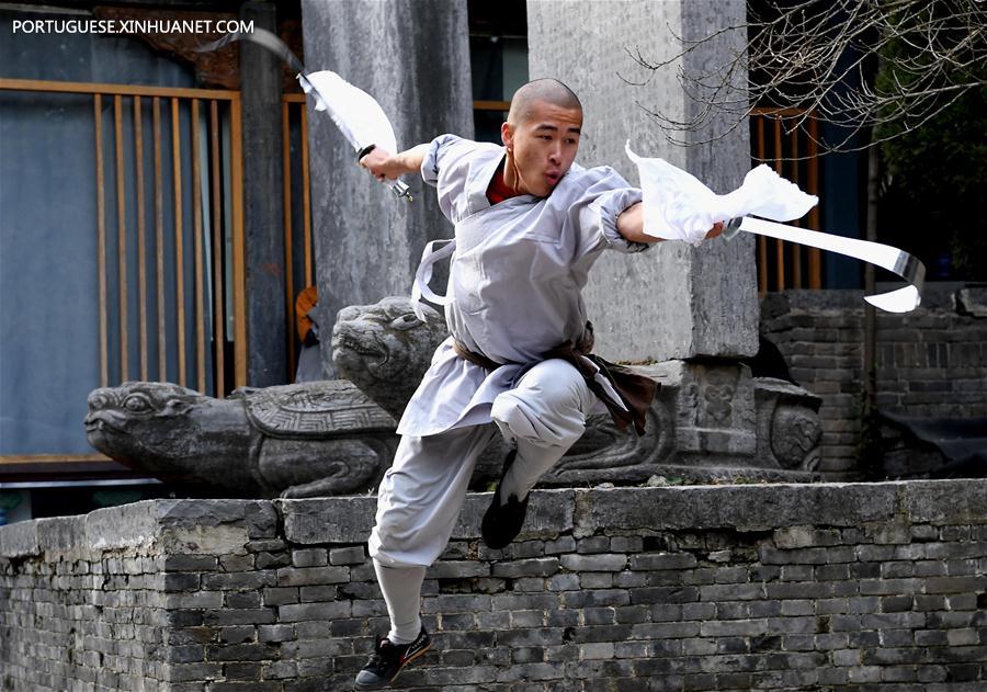 Monges praticam artes marciais no Templo Shaolin em Henan