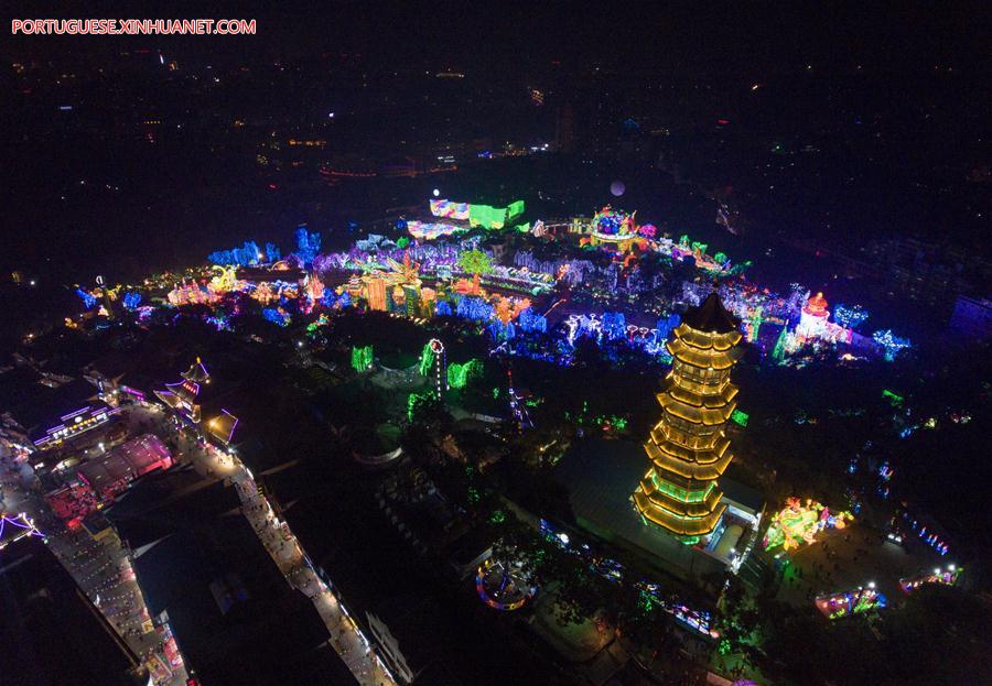 Lanternas coloridas são exibidas durante show de lanternas em Sichuan