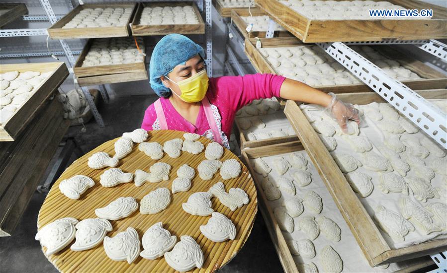 Pasteleiros preparam bolos tradicionais para o Festival da Primavera