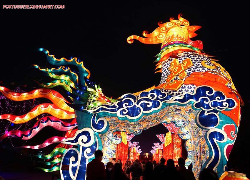 Turistas visitam feira das lanternas em Kaifeng, no centro da China