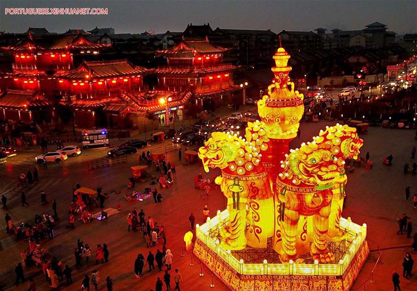 Turistas visitam feira das lanternas em Kaifeng, no centro da China