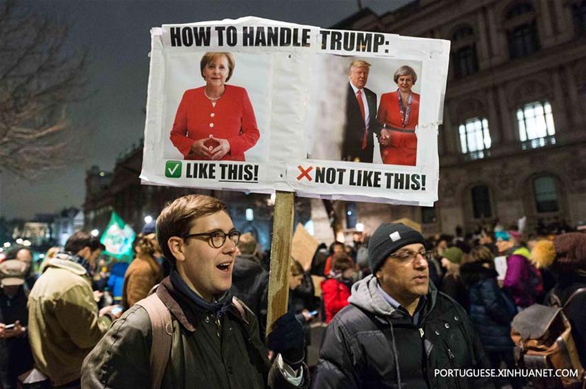 Pessoas protestam contra proibição de entrada dos refugiados de Trump em Londres