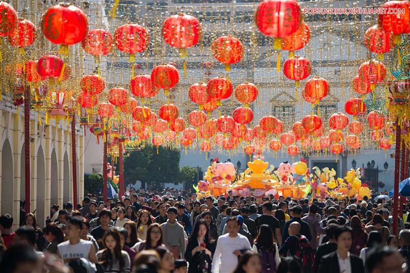 Turistas viajam por Macau durante o feriado do Ano-Novo Lunar
