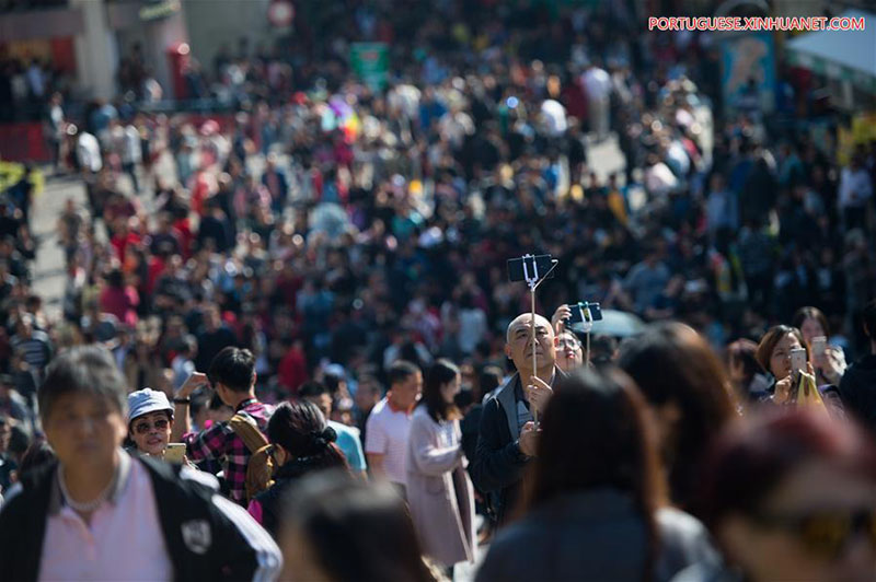 Turistas viajam por Macau durante o feriado do Ano-Novo Lunar