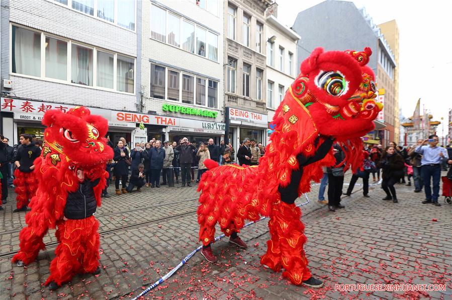 Dança do leão é realizada na Bélgica para celebrar o Ano-Novo Lunar chinês