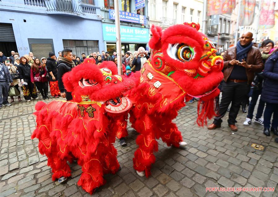 Dança do leão é realizada na Bélgica para celebrar o Ano-Novo Lunar chinês