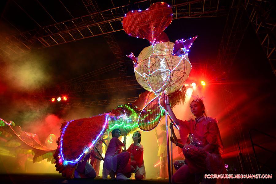 Artistas apresentam dança da fênix em Singapura