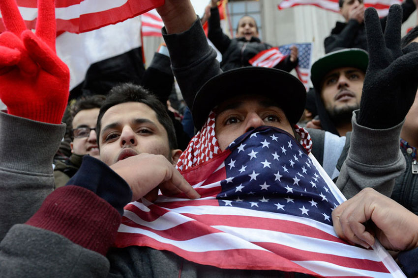 Muçulmanos dos EUA protestam contra decreto anti-imigração assinado por Donald Trump