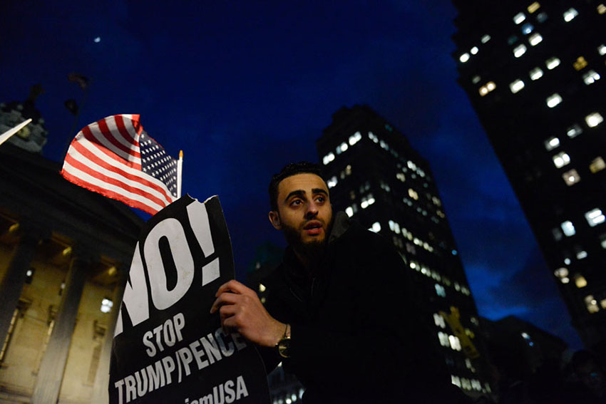 Muçulmanos dos EUA protestam contra decreto anti-imigração assinado por Donald Trump
