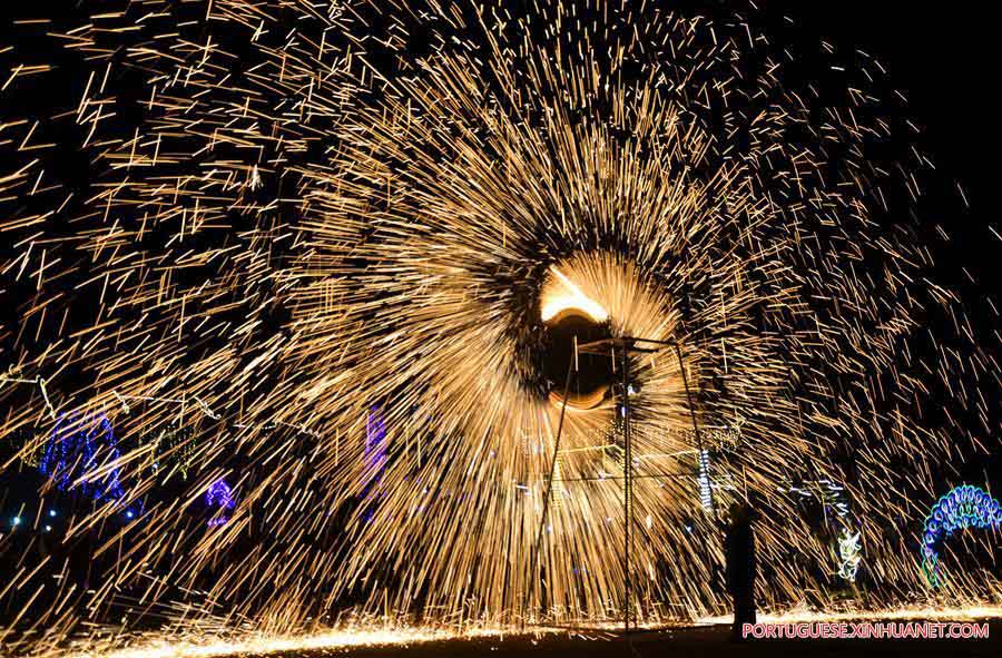 Excutantes espalham ferro derretido quente para simular a exposição dos fogos de artifício em Neihuang