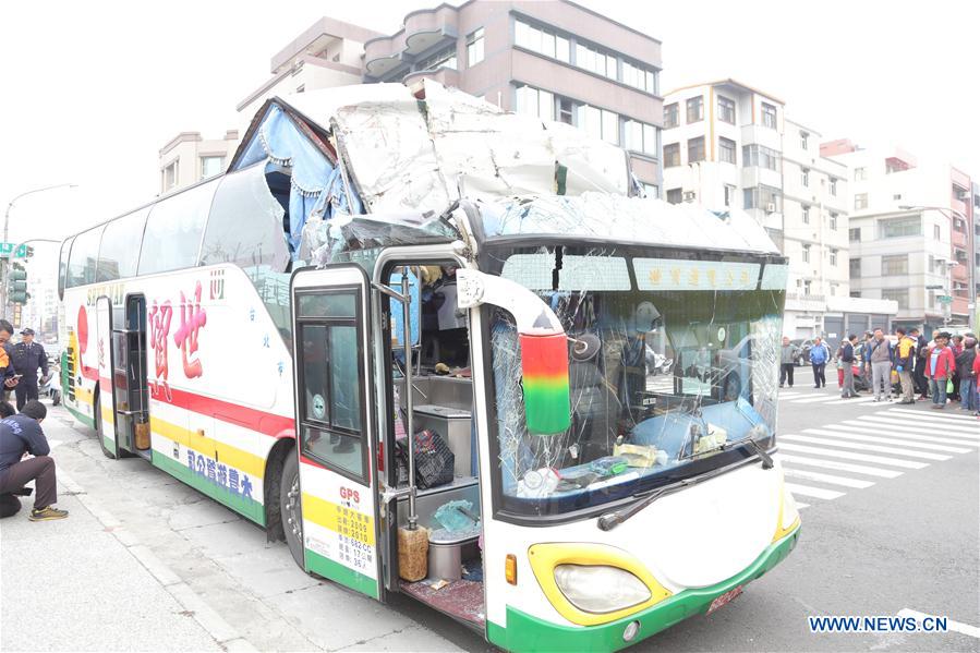 Acidente de ônibus em Taiwan deixa 21 feridos