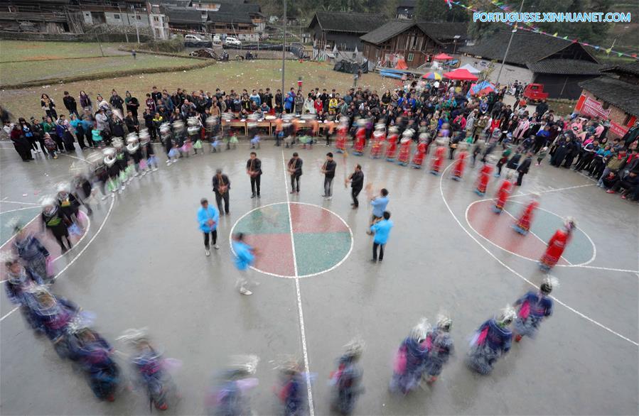 Pessoas da etnia Miao celebram o início da primavera