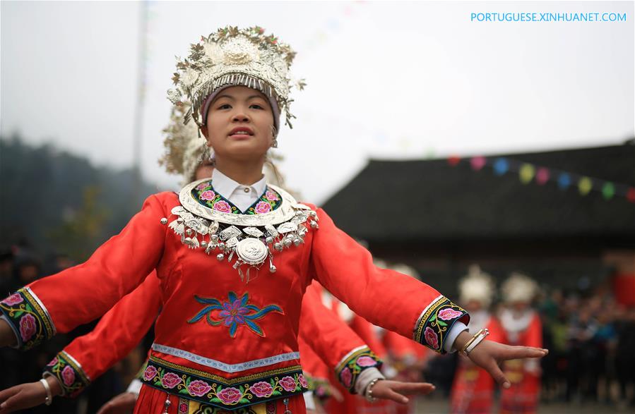 Pessoas da etnia Miao celebram o início da primavera