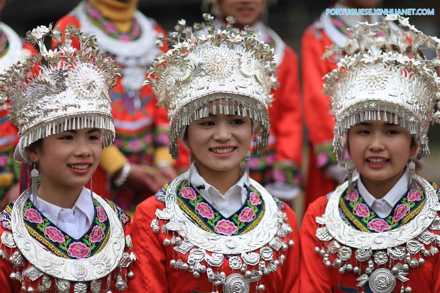Pessoas da etnia Miao celebram o início da primavera