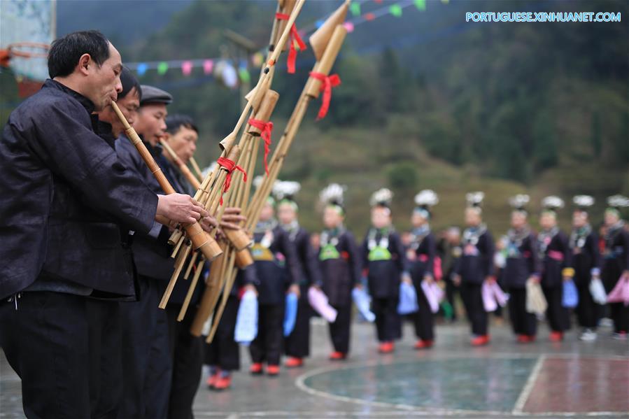 Pessoas da etnia Miao celebram o início da primavera