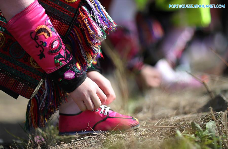 Grupo étnico Miao celebra o Festival da Primavera