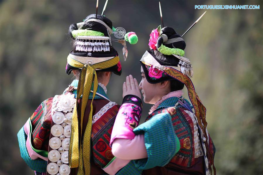 Grupo étnico Miao celebra o Festival da Primavera