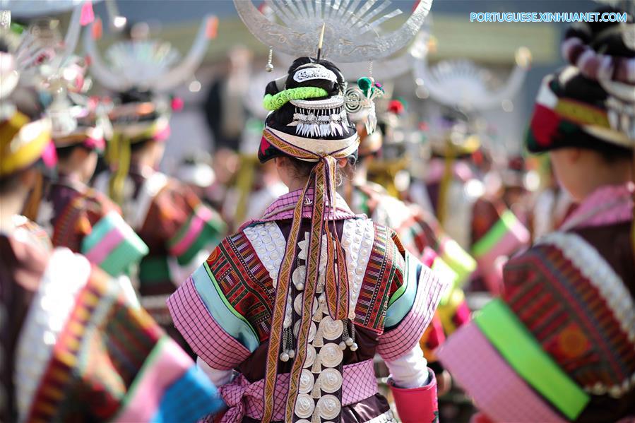 Grupo étnico Miao celebra o Festival da Primavera