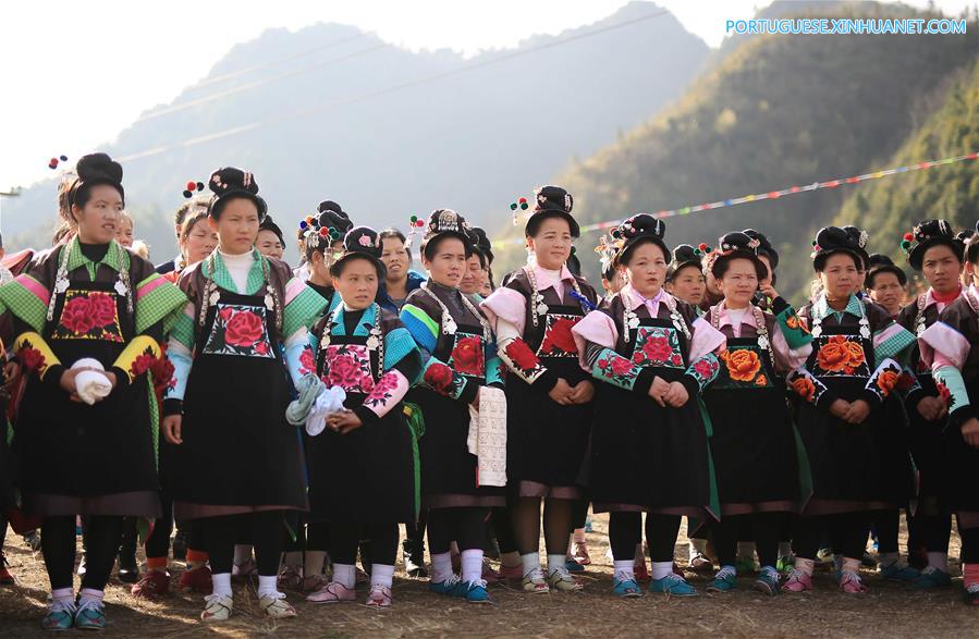 Grupo étnico Miao celebra o Festival da Primavera