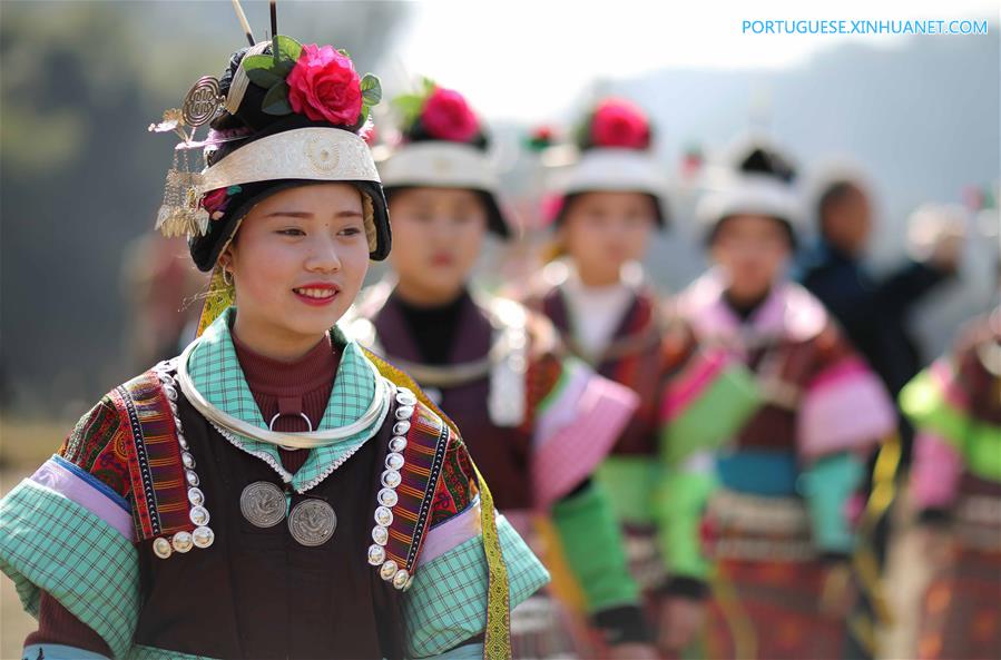 Grupo étnico Miao celebra o Festival da Primavera