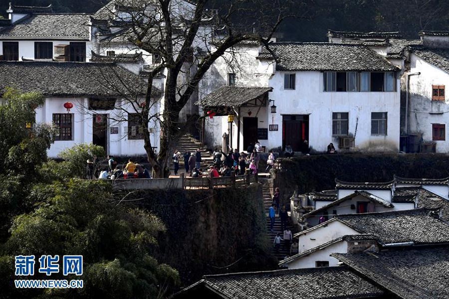 Vila chinesa nas proximidades de precipício atrai curiosos