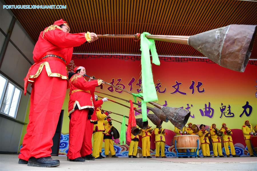 Moradores de vila no centro da China fazem apresentação de trombetas