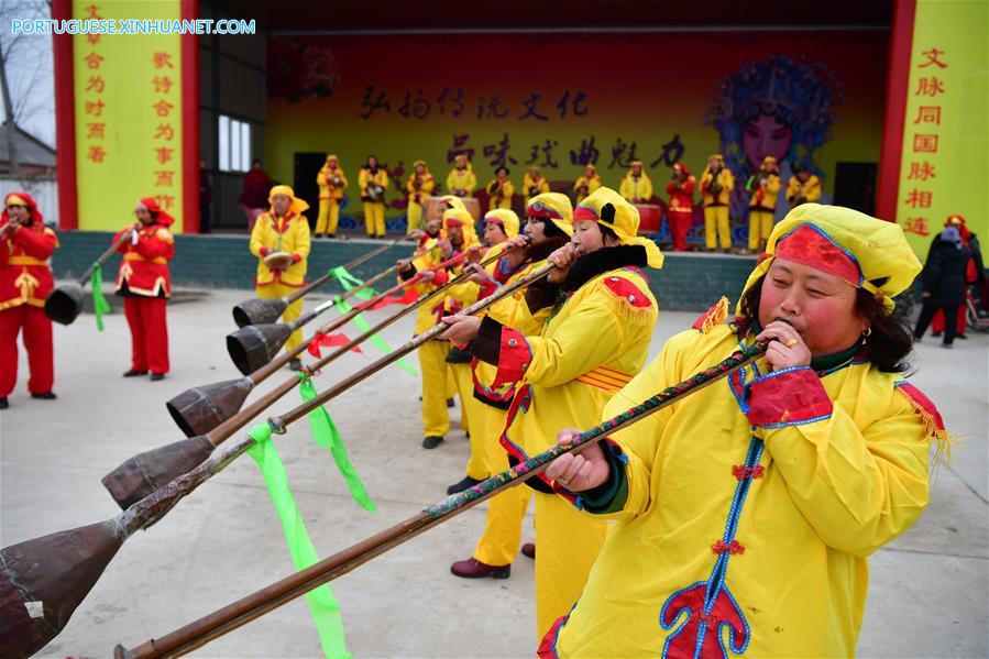 Moradores de vila no centro da China fazem apresentação de trombetas