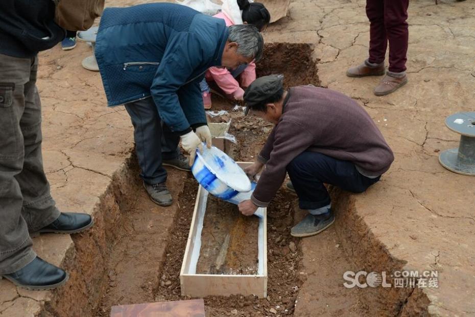 Conjunto de caixões em forma de barco com 2200 anos descobertos na província de Sichuan