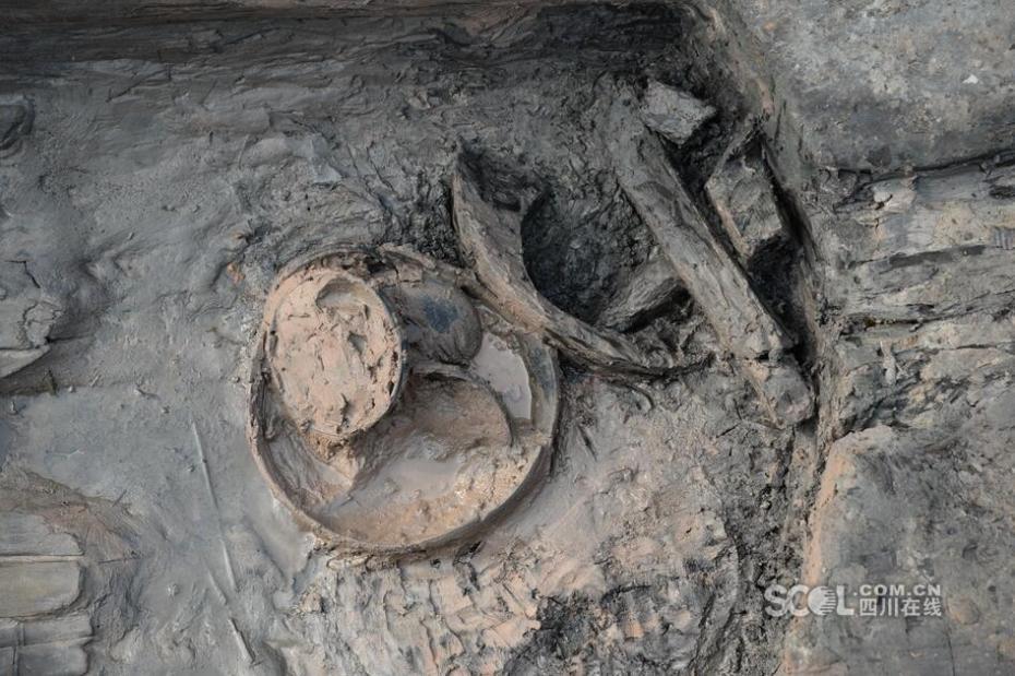 Conjunto de caixões em forma de barco com 2200 anos descobertos na província de Sichuan