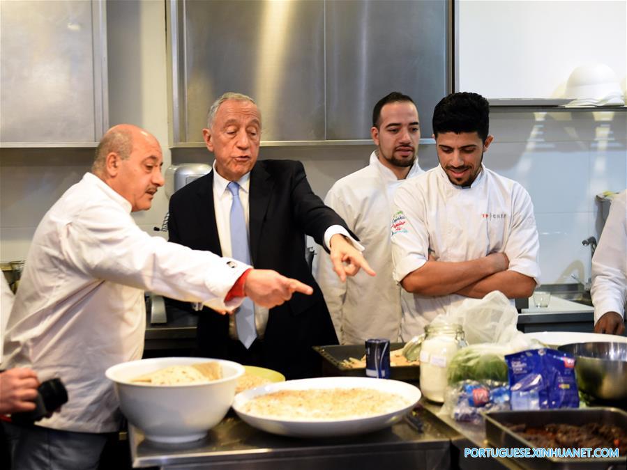 Presidente português almoça com refugiados