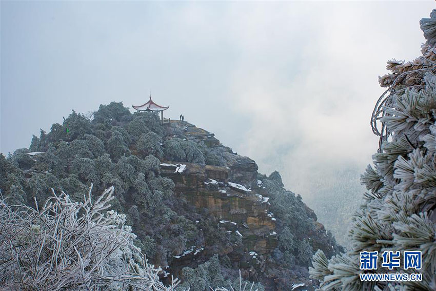 Montanha Lushan dá as boas vindas à primavera coberta de neve