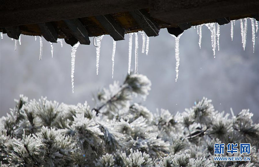 Montanha Lushan dá as boas vindas à primavera coberta de neve