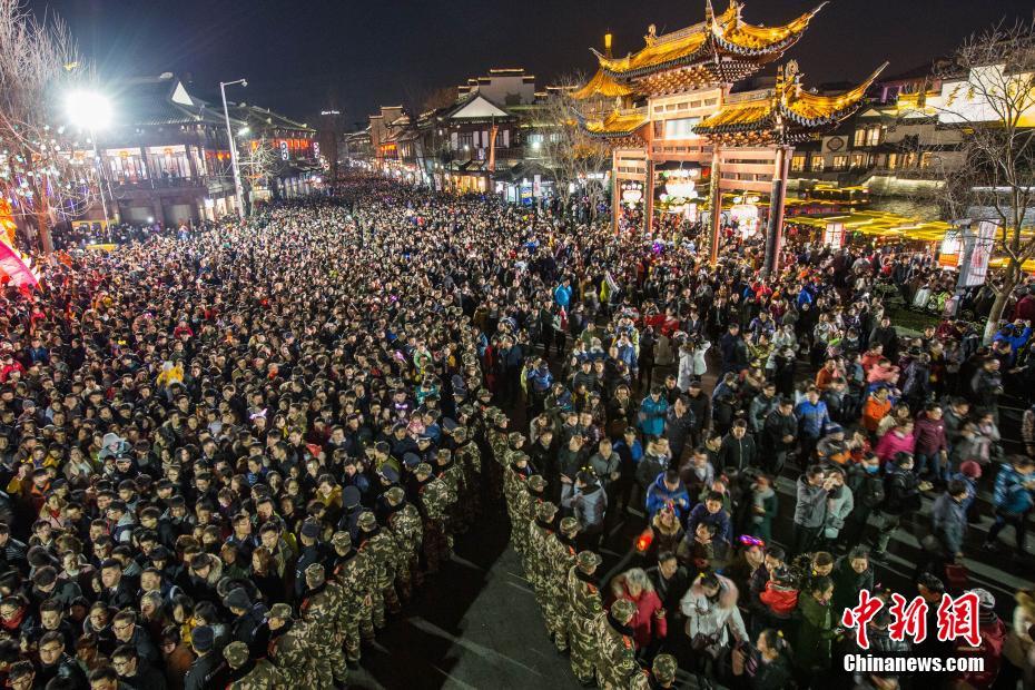 Feira de Lanternas em Nanjing com 600 mil visitantes em apenas um dia