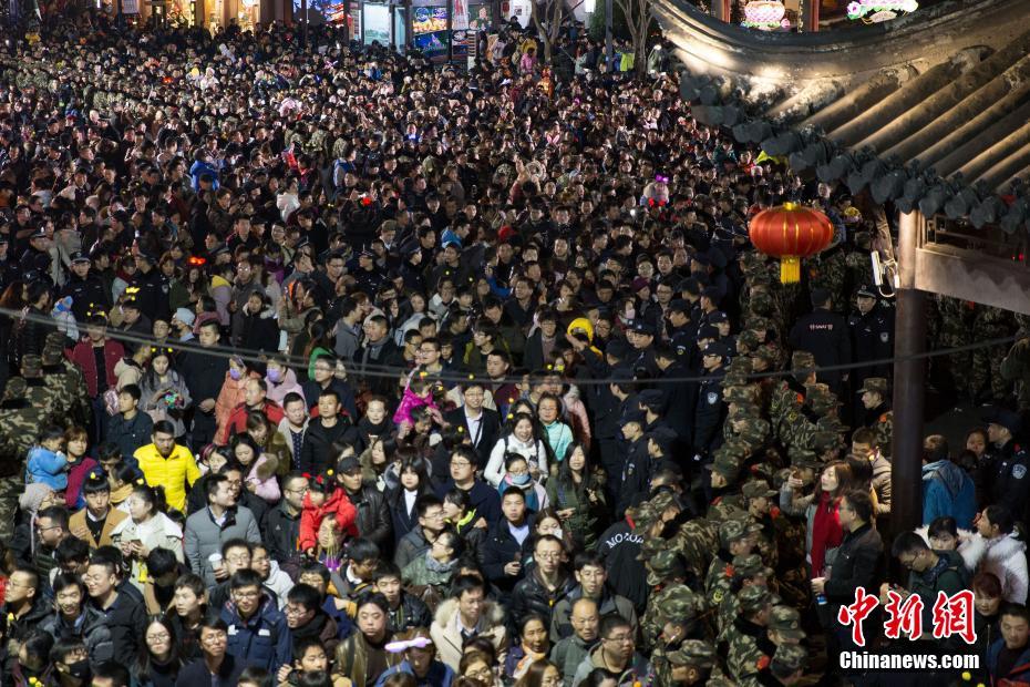 Feira de Lanternas em Nanjing com 600 mil visitantes em apenas um dia