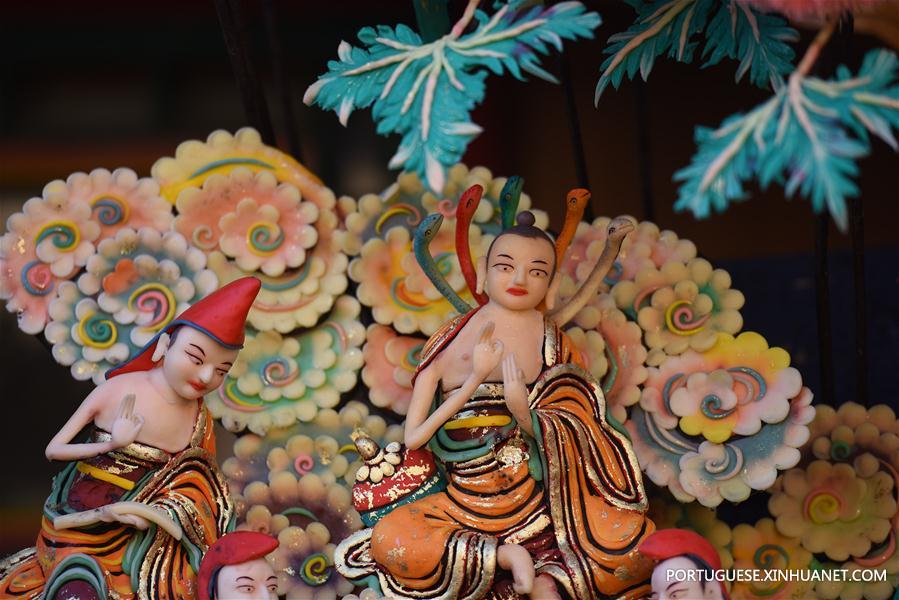 Estátuas feitas de manteiga são exibidas no estante de exposição do Mosteiro de Taer em Qinghai