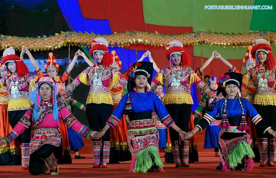 Desfile de moda de trajes da etnia Yi é realizado em Yunnan no sudoeste da China