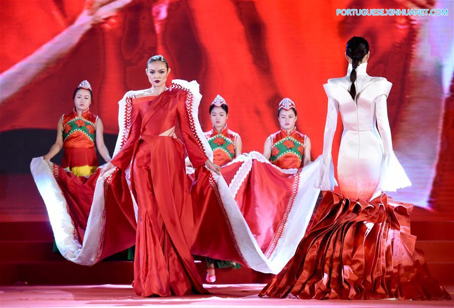 Desfile de moda de trajes da etnia Yi é realizado em Yunnan no sudoeste da China
