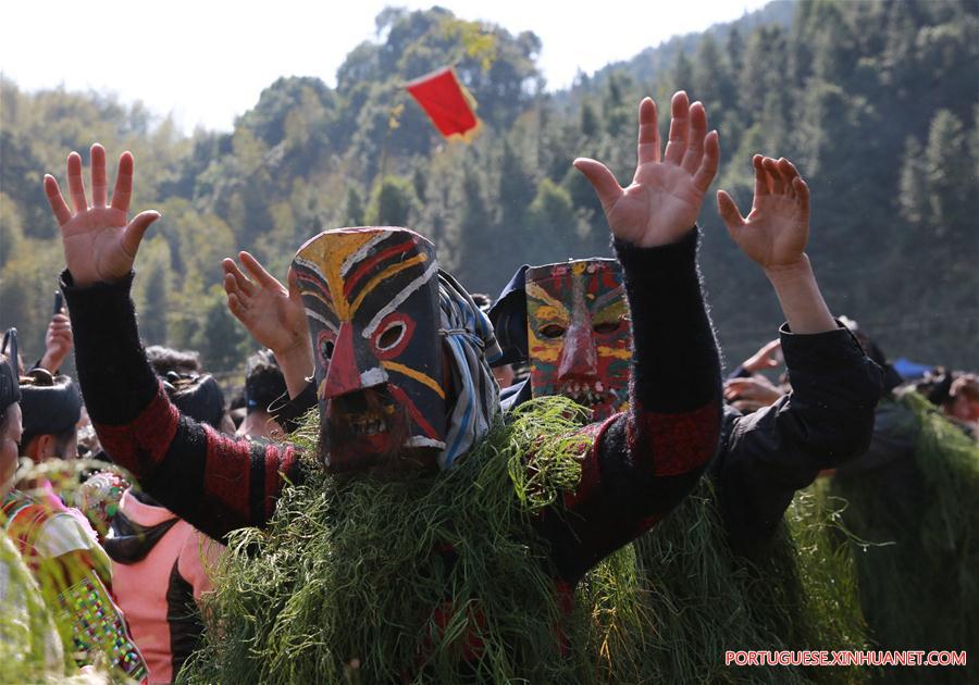 Aldeões de Anchui fazem ritual para homenagear o deus das montanhas 