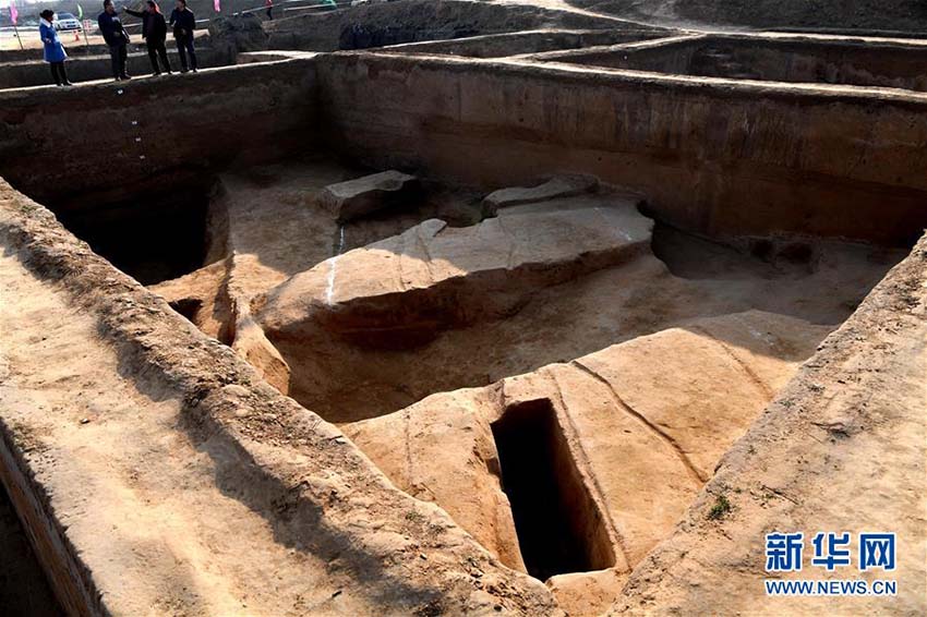 Portão e instalações de defesa de cidade antiga descobertos no centro da China