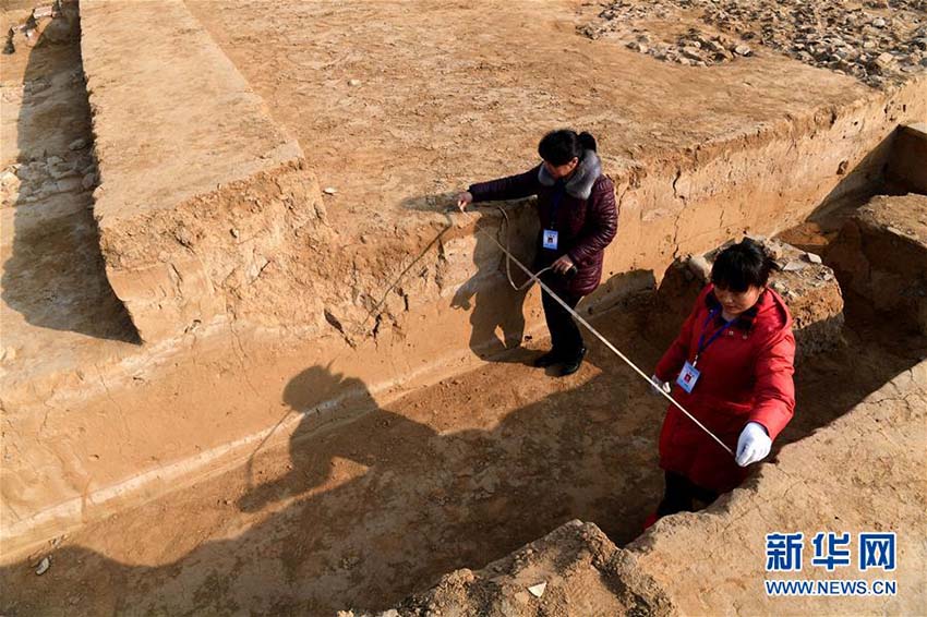 Portão e instalações de defesa de cidade antiga descobertos no centro da China