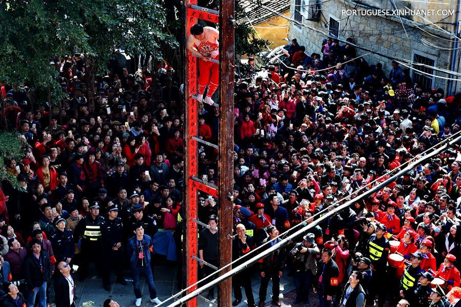 Performances arriscadas são atrações em celebração na vila de Puxi, sudeste da China