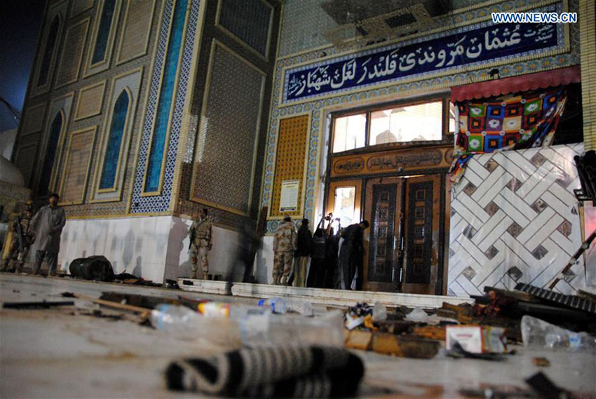 Número de vítimas mortais da explosão em santuário no Paquistão sobe para 72