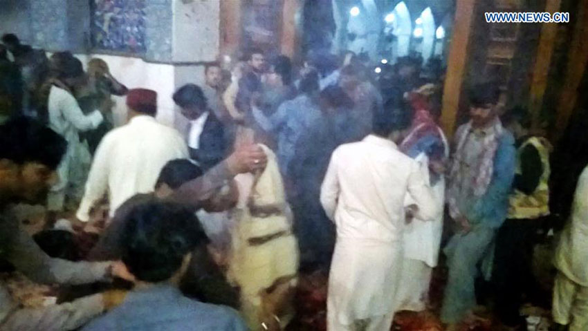 Número de vítimas mortais da explosão em santuário no Paquistão sobe para 72