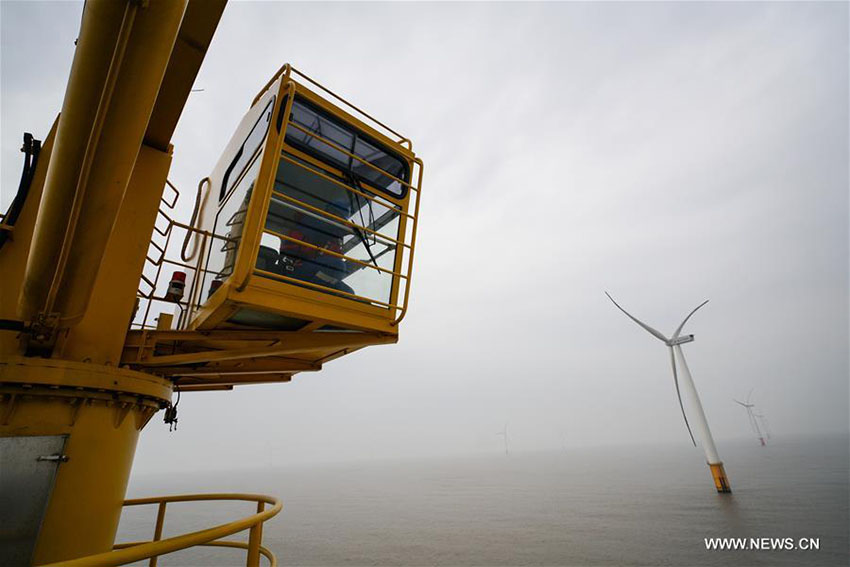 Paisagem do parque eólico sobre o mar em Jiangsu