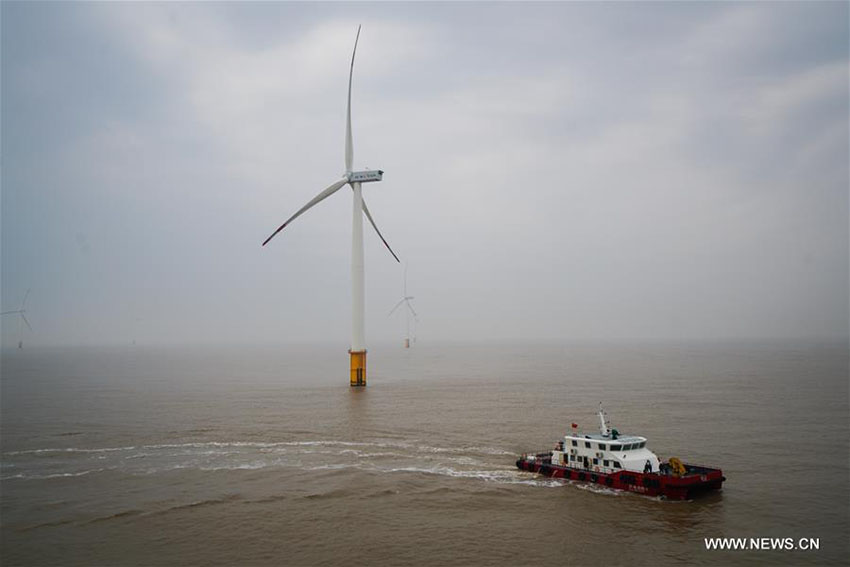 Paisagem do parque eólico sobre o mar em Jiangsu