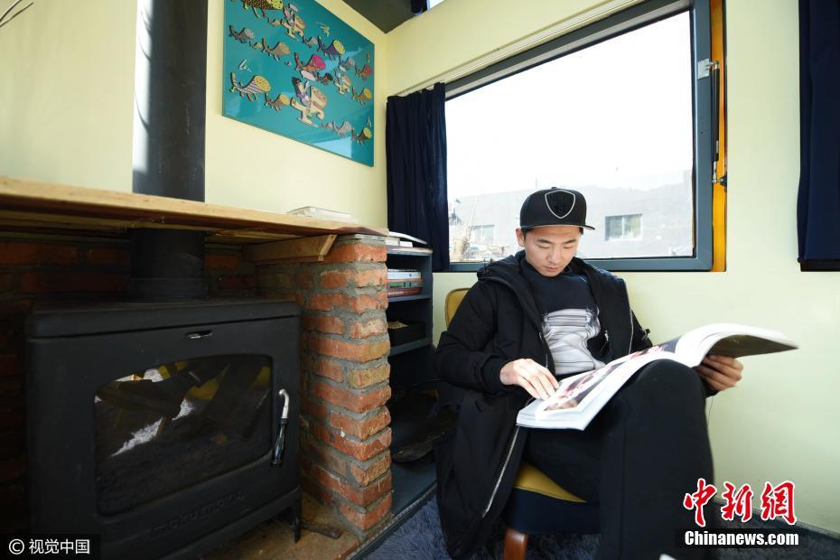Jovem chinês transforma interior de ônibus em habitação